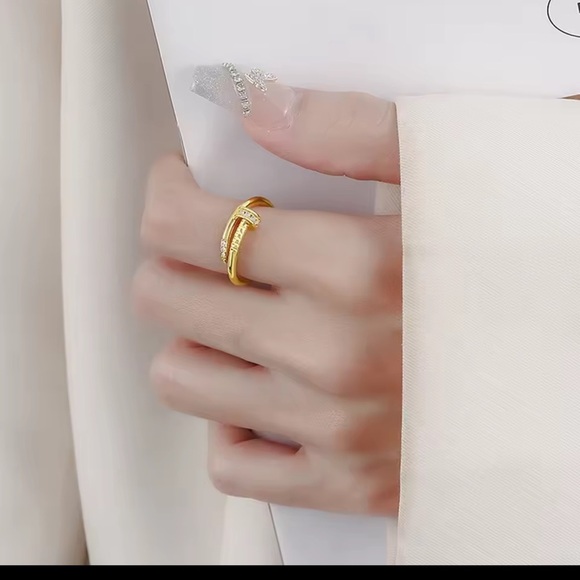 Elegant Gold Ring with Crystal Accents - Picture 6 of 6